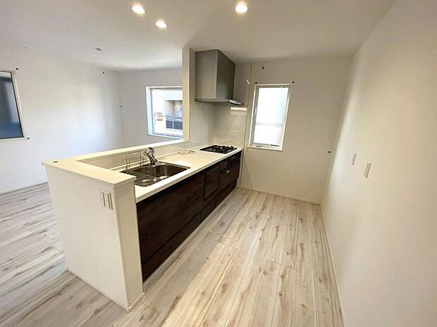 家族の会話が弾む対面式キッチンを採用し、料理中もリビングの様子が見渡せる開放的な設計です。