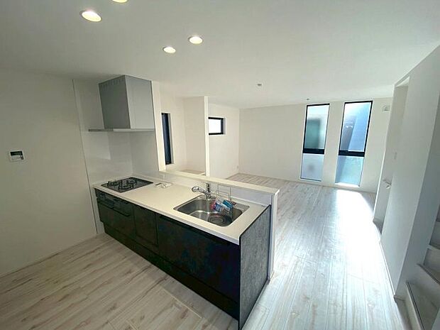 お料理中も家族と笑顔でつながる対面オープンキッチン。15.9帖の広々としたLDKを見渡せ、お子様の様子を見守りながら家事が捗ります。白を基調とした空間に、黒のキッチンが洗練されたアクセントを加えます。