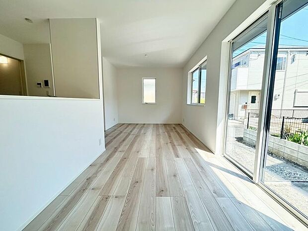 南側に並ぶ2つの窓から豊かな光が注ぎ込む、開放感あふれる明るいリビング。日差しを採り入れる設計で、家族が集う空間を暖かな陽光が明るく包み込みます。