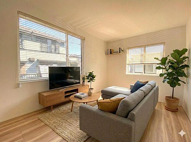 ◆リビング◆※こちらの写真は現況の室内写真にCGを使用して家具等を合成加工したものであり、実際の室内状況とは異なります。なお当物件は家具付き物件ではありません。