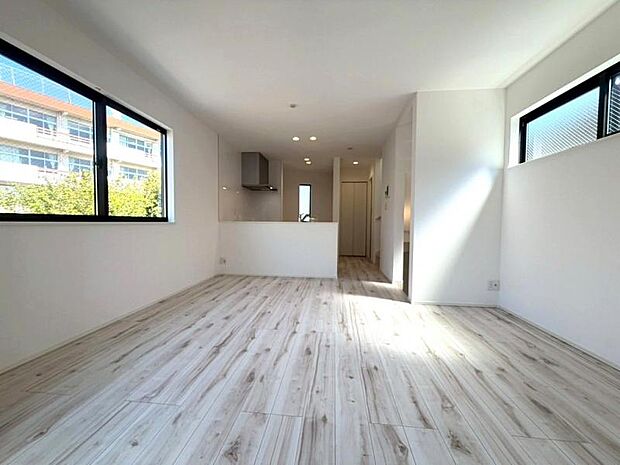 光溢れるLDK15.4帖。多面採光による明るいLDKは、毎日の家事やリラックスタイムをより豊かに、より軽やかに彩ってくれます。