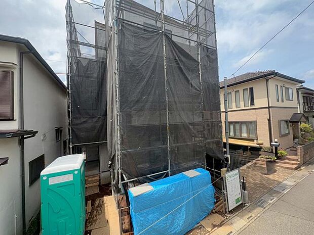 【現地外観写真】毎日の家事負担を軽減する食洗機と浴室乾燥機を完備！窓には断熱・遮熱効果の高いLow-Eガラスを採用し、快適な室内環境と省エネを両立する新築一戸建て。（2026年5月撮影）