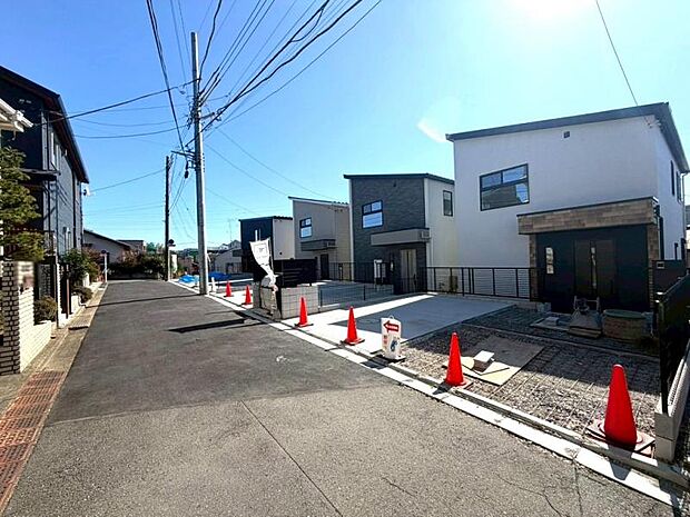 50坪の敷地がもたらすプライベート感と、4LDKの機能的な空間。2階建ての理想の形がここに。内覧スタートにつき見学予約受付中！資料請求もお気軽に。
