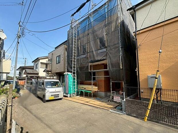 前面道路は通り抜けできない私道のため、静かでプライバシーも守られます。小さなお子様のいるご家庭も、車の通行を気にせず過ごせる安心の住環境。（2026年5月撮影）
