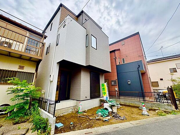 東武伊勢崎線「大袋」駅から都心へダイレクトに繋がる、通勤・通学に便利な好立地です 。日比谷線や半蔵門線への直通運転により、都内主要駅へのアクセスも軽快 。