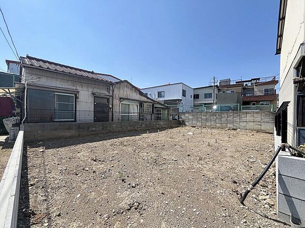 道路から奥まった配置のため、通行人の視線が気にならずプライバシーを守れる地型です。