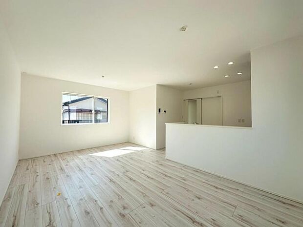 【リビング】■LDK16帖！住まわれる方がインテリアコーディネートを楽しめるようシンプルデザインを採用した物件です！