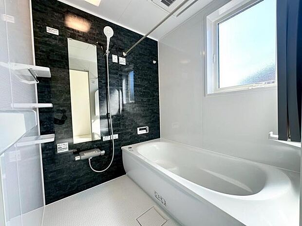 【浴室】■疲れをリフレッシュしやすいゆったりとした浴室！保温性が高い魔法びん浴槽を採用！追い炊きも少なく出来て家計と環境にも優しいですね！天候や時間を気にせず洗濯物が乾かせる浴室乾燥機も装備！