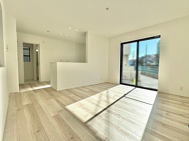 【リビング】キッチン窓やリビングの大窓でお料理中もしっかり換気!