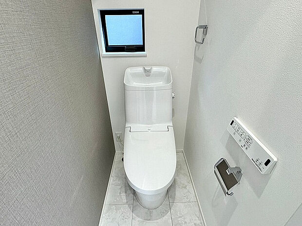 【トイレ】節水型ウォシュレット付、温かい便座で快適!