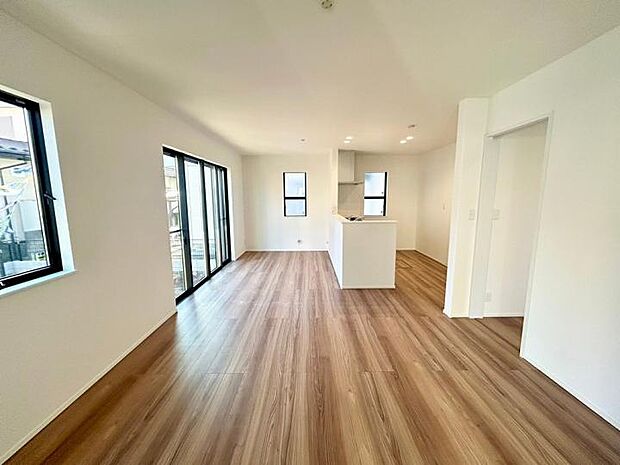 【リビング】家族団らんのリビングは南側に面しています♪