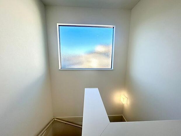 【階段】暗くなりがちな階段は大きめの窓で採光を確保♪