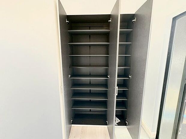 【玄関】棚板を外して入れ替え可能のシューズクローク標準装備です。