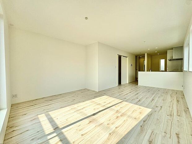 【リビング】白を基調とした爽やかな色彩なので家具やカーテンの色を選びやすくなっています。