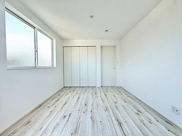 【洋室】へこみ傷やすり傷・摩耗に強いワックスフリーの床材を採用!