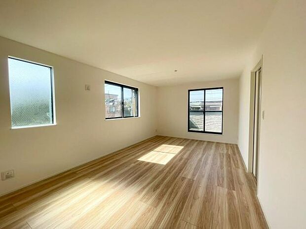 【リビング】◆プライバシーの確保とご家族の集まりやすさを両立させた機能的な設計!また水回り設備を集約しているので、家事動線がスムーズになり家事効率もアップ!