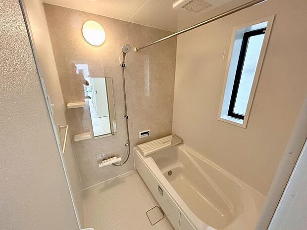 【浴室】雨の日の強い味方、浴室乾燥機付きのユニットバス。洗濯物をかけられるパイプ付。