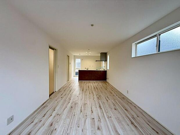 【リビング】◆インテリアコーディネートを楽しみやすい、ゆったりとしたリビング空間です!水回り設備集約で忙しい毎日にゆとりを!家事動線がワンフロアで完結するので家事効率アップ!