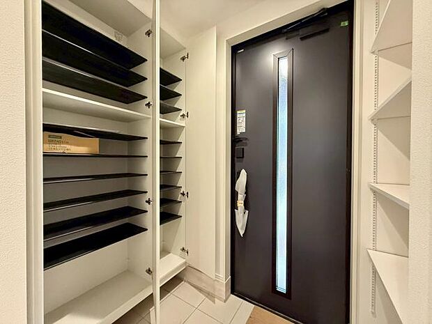 【玄関】◆天井まで高さのある収納力豊富な下駄箱!散らかりがちな玄関周りをスッキリさせやすく、お客様を気持ちよくお迎え出来ます!