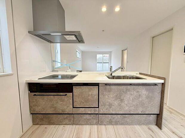 【キッチン】◆汚れてもサッとひと拭きでお手入れがスムーズなIHクッキングヒーター!奥の方までたっぷり収納できるオールスライド収納で出し入れもスムーズにこなせます!