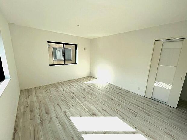 【【リビング】】温もり感じる優しい色合いの木目調フローリング♪ワックス不要で傷に強い床材を採用しており日頃のお手入れも楽々♪