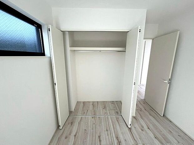 【【1階6帖納戸】】こちらの納戸表記のお部屋も居室利用でき4LDKとしてもお使い頂けます♪