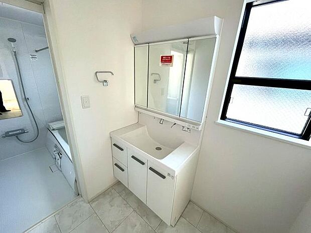 【【洗面室】】シャワー付き三面鏡洗面台！繋ぎ目のない一体形成カウンターなのでお掃除もラクラク！