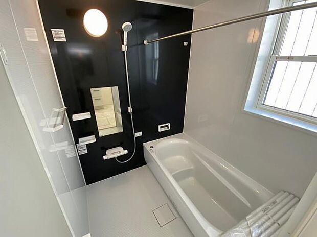 【【浴室】】浴槽にはお子様との入浴時や半身浴にも使えるステップ付!