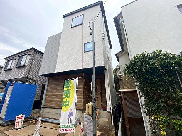 【【2025年11月撮影/現地外観写真】】木目調のアクセントが効いたシンプルモダンな外観!食洗機、浴室乾燥機、網戸、1階シャッターなど標準装備で充実の設備仕様!