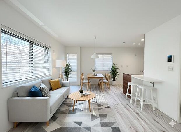 【リビング】◆住まわれる方がインテリアコーディネートを楽しめるようシンプルデザインを採用した室内です！