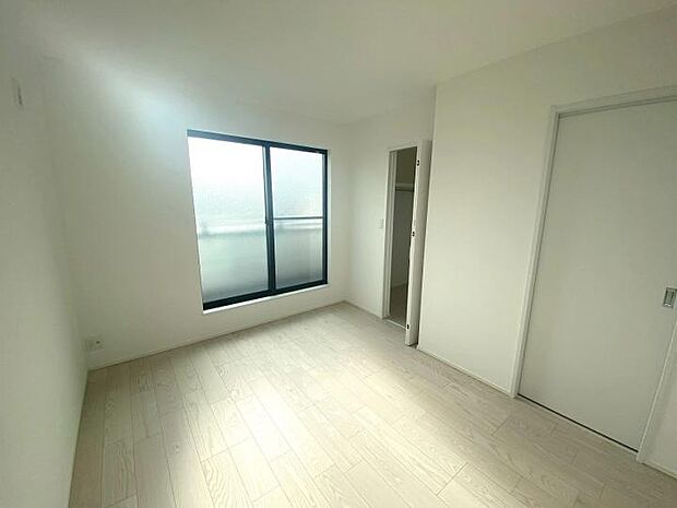 【【3階6.5帖洋室】】断熱性に優れたLow-E複層ガラス採用!冷暖房効率を高め、快適な室内空間!