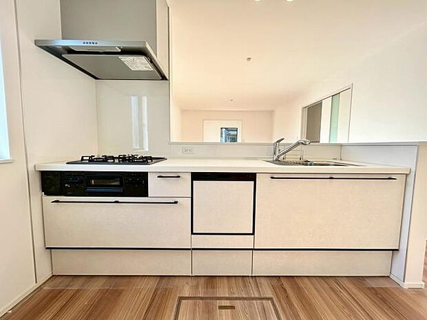 【キッチン】耐久性の高い人工大理石カウンター。食洗機・浄水器付きです。