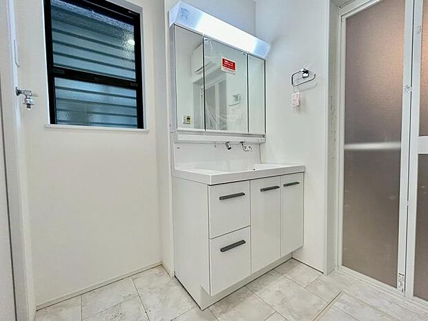 【洗面】背の高い物から低い物まで効率良く収納できるトレイアレンジ自在の洗面台。