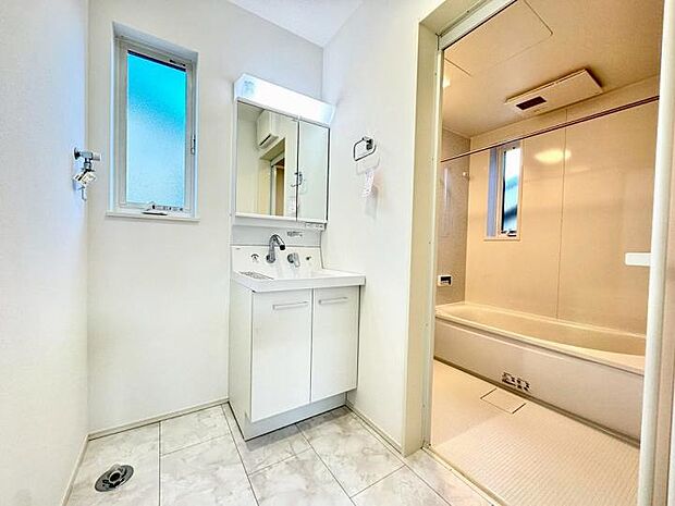 【洗面】繋ぎ目のない一体形成カウンターなのでお掃除もラクラクです。