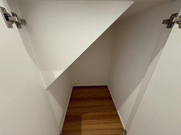 【収納】階段下のデッドスペースも有効活用!掃除用具などちょっとした物などの収納に便利です。