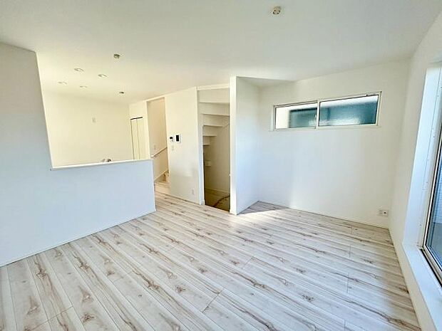 【リビング】白を基調とした爽やかな色彩なので家具やカーテンの色を選びやすくなっていますので、お好きな色をお選びいただけます。