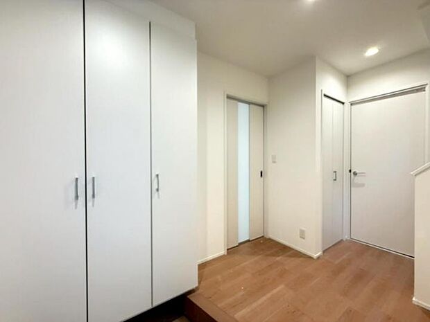 【玄関】◆天井まで高さのある収納力豊富な下駄箱！散らかりがちな玄関周りをスッキリさせやすく、お客様を気持ちよくお迎え出来ます！