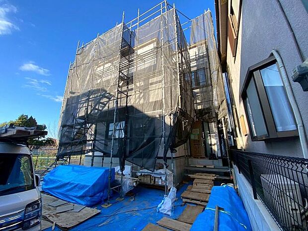 【【2025年12月撮影】】全居室南向き設計で陽当り良好！食洗機、浴室乾燥機、網戸、1階シャッターなど標準装備で充実の設備仕様！