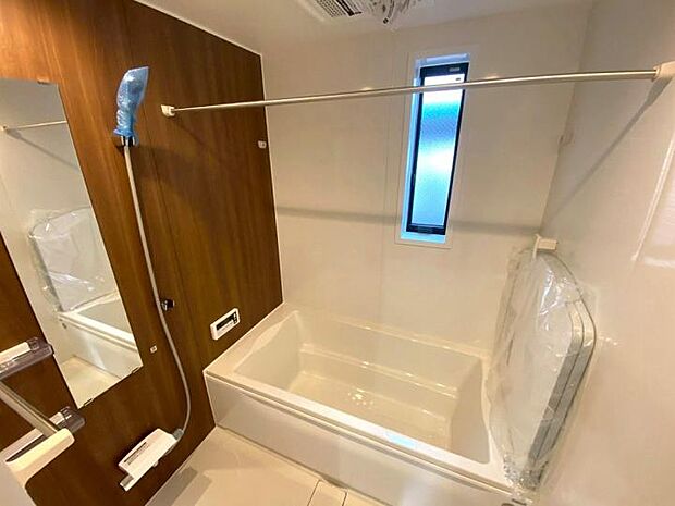 【【浴室】】足を伸ばしてくつろげる1坪サイズの広々バスルーム。アクセントパネルが落ち着いた空間を演出し、一日の疲れを優しく解きほぐす至福のリラックスタイムを叶えます。