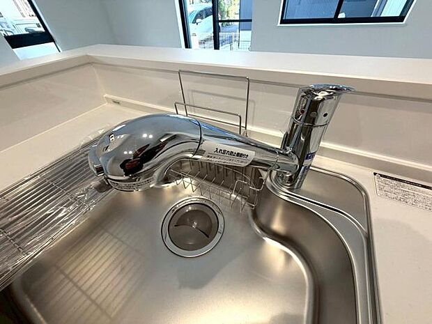 【【キッチン】】シンク周りをスッキリ保てる浄水器一体型水栓を採用しました。引き出し可能なシャワーヘッドは、大きな鍋を洗う際やシンクの隅々まで流すのに大変便利。