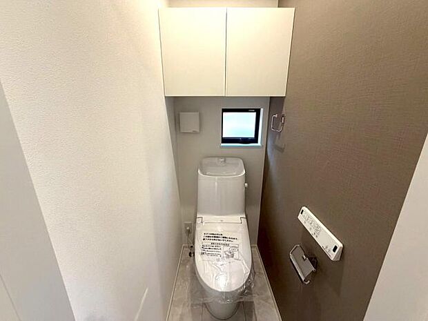 【【トイレ】】1階・2階の2箇所にトイレを完備!特に来客利用が多い1階には、ストックを隠してスッキリ見せる上部収納を採用しました。生活感を感じさせない清潔な空間で、ゲストを安心してお迎えできます。