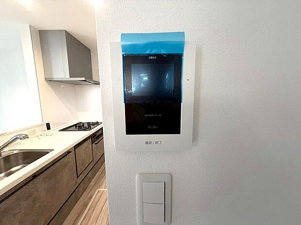 【【インターホン】】防犯設備として人気の録画機能付きカラーモニターインターホンを採用。誰が来たか一目で分かり、不審者の接近抑制にも繋がります。家族の「安全・安心」を技術でサポートし、日々の暮らしに安らぎを与えます。