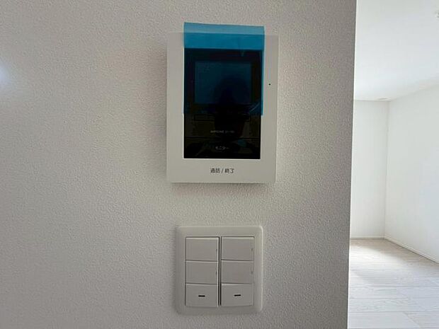 【【インターホン】】防犯設備として人気の録画機能付きカラーモニターインターホンを採用。誰が来たか一目で分かり、不審者の接近抑制にも繋がります。家族の「安全・安心」を技術でサポートし、日々の暮らしに安らぎを与えます。