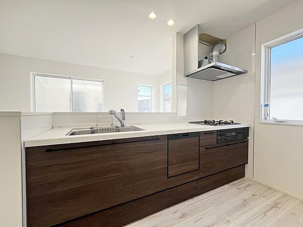 【キッチン】家族とおしゃべりしながらお料理もできる対面式を採用。