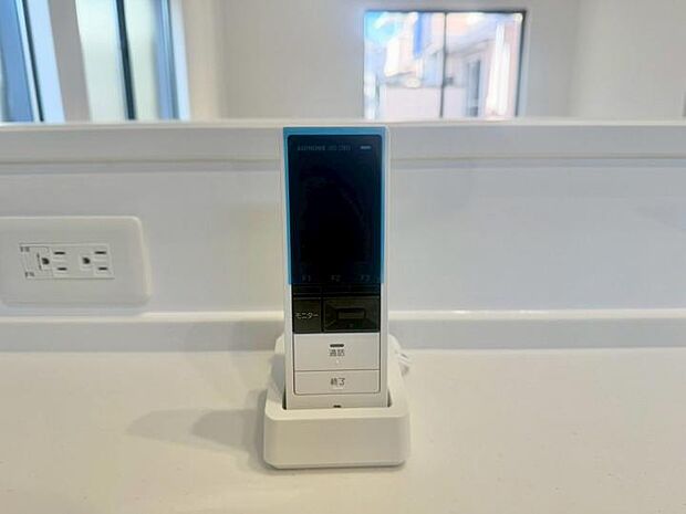 【インターホン子機】上階からでも来客対応可能！またリビングと通話もできるので、階段の登り降りをしなくてすみます。