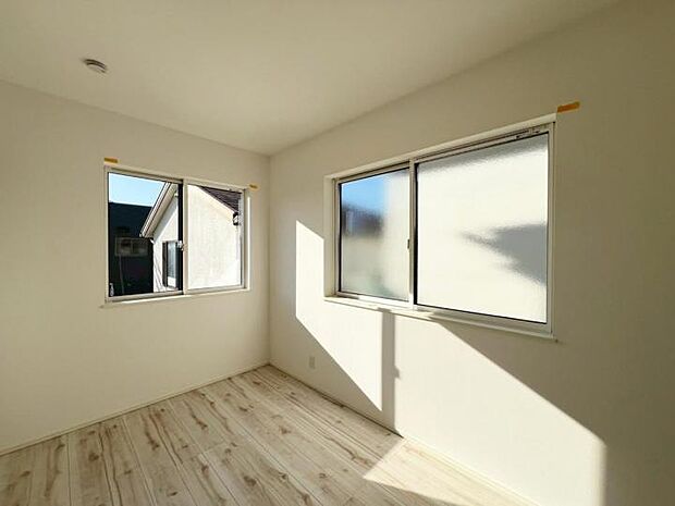 【室内】◆窓ガラスは断熱性の優れたLow-E複層ガラスを採用しており、快適な空間を保ちます！網戸標準装備！