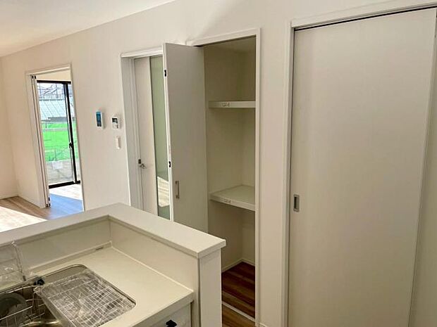 【キッチン】◆キッチン横には日用品のストックや防災グッズ等が置ける収納設置！物が増えがちなキッチン周りもスグ横に収納があることで、スッキリさせやすいです！