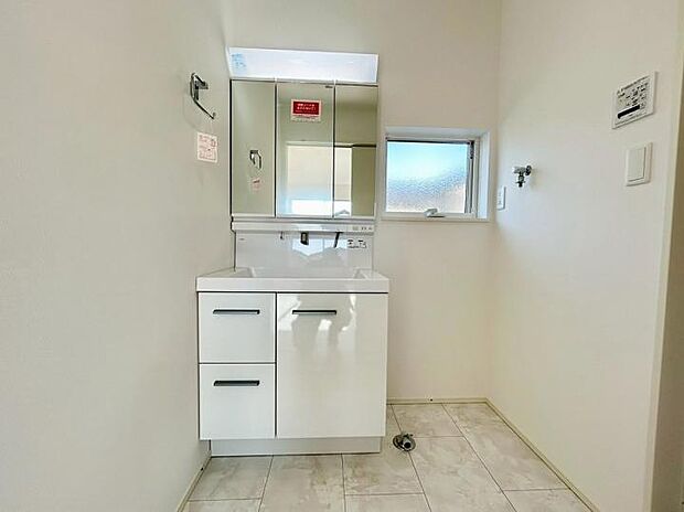 【洗面】散らかりがちな洗面小物も、鏡裏の大容量ミラーキャビネットにスッキリ集約。毎日使う場所だからこそ、お手入れのしやすさにもこだわりました。内部のトレーは取り外して丸洗いが可能です♪