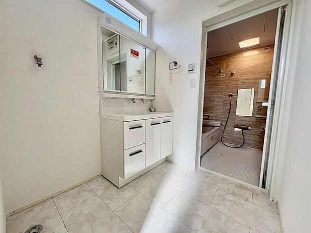 【浴室】鏡裏はすべて収納スペースになっており、散らかりがちな化粧品やスキンケア用品もすっきり隠して収納可能。