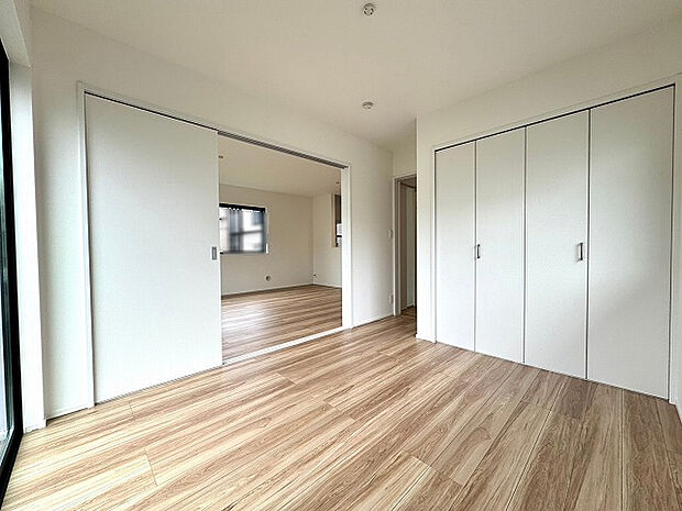 【洋室】リビングとつながる、もう一つの自由。扉を開ければ開放的な大空間、閉めれば落ち着く個室に。